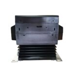 Mittlerer AuCom-CSXi-Softstarter seitlich fotografiert; schwarzes Gehäuse mit Kühlrippen