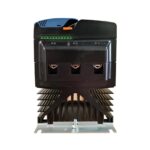 Unterseite des mittleren AuCom-CSXi-Softstarters mit Metallhalterung und Lüftungslamellen