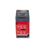 Toshiba VF-NC3 Frequenzumrichter – Draufsicht, übersichtliche Anschlussklemmen und Gehäuseoberfläche.