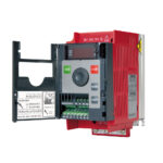 Toshiba VF-NC3 Frequenzumrichter mit geöffneter Frontklappe, Display und sichtbaren Anschlussklemmen.