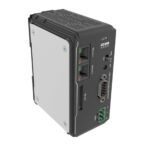 Das Foto zeigt die Vorder- und Seitenansicht des cMT-CTRL01 Weintek IIoT-SPS. Sichtbar sind die LV-Kontrollleuchte, zwei LED-Anzeigen unter der „CPU“-Beschriftung sowie zwei weitere unter „IO“. Zudem ist ein PLC-Schalter mit „Run“- und „Stop“-Stellung zu erkennen sowie ein Reset-Button (RST). Die Anschlüsse umfassen zwei Ethernet-Ports, einen SD-Kartensteckplatz, einen universellen seriellen Steckplatz für RS-232/RS-485 und einen 24V-Stromanschluss. Zusätzlich sind auf der Oberseite Lüftungsschlitze für eine passive Kühlung sichtbar.
