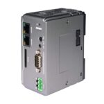 Das Foto zeigt die ISO-Ansicht des cMT-CTRL01 Weintek IIoT-SPS. Sichtbar sind eine LV-Kontrollleuchte, zwei Kontrollleuchten unter der Beschriftung „CPU“, zwei Kontrollleuchten unter „IO“ sowie ein PLC-Schalter mit „Run“- und „Stop“-Stellung sowie ein Reset-Button (RST). Zudem sind zwei Ethernet-Ports, ein SD-Kartensteckplatz, ein universeller serieller Steckplatz für drei COM-Ports (COM1: RS-232 2W, COM2/COM3: RS-485 2W/4W) und ein 24V-Stromanschluss zu sehen. Seitlich befindet sich der Erweiterungsanschluss (Expansion Connector). Von oben erkennt man die Lüftungsschlitze.