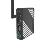 Kompaktes cMT‑G02‑Gateway, oben vier Status‑LEDs, darunter eine WiFi‑Antenne, gefolgt von LAN‑Port, COM‑Schnittstelle und dem 24 VDC‑Anschluss ganz unten.