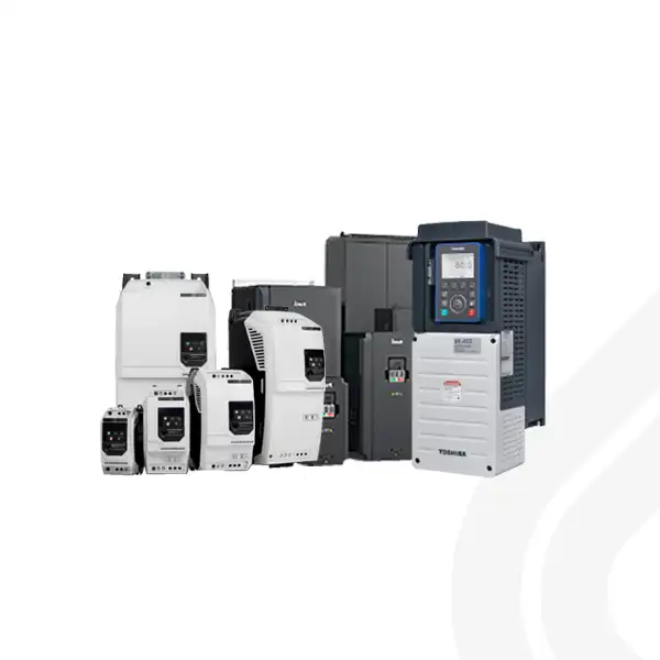 Frequenzumrichter verschiedener Hersteller wie TOSHIBA, escodrives und INVT in unterschiedlichen Baugrößen.