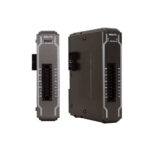Zwei Weintek iR-AI04-TR Module nebeneinander: links die Vorderansicht, rechts die Seitenansicht mit Anschlussstecker.