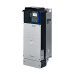 Toshiba VF-AS3 Frequenzumrichter für Industrie, stellvertretend für die Modelle VFAS3-4220PC, VFAS3-4300PC und VFAS3-4370PC, Abmessungen 210 mm Breite, 660 mm Höhe, 268 mm Tiefe, Gewicht ca. 28 kg, mit Display und Bedienfeld.