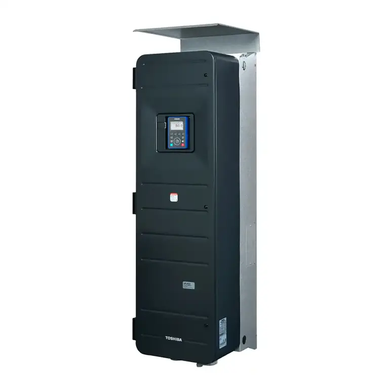 Toshiba VF-AS3 Frequenzumrichter IP55, Komplettansicht mit montiertem Regenschutz für Außeneinsatz.