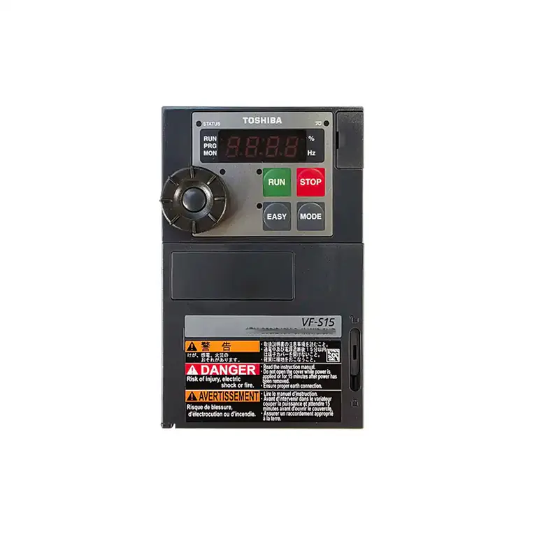 TOSHIBA Frequenzumrichter VF-S15, Modell VFS15-2004PM-W1 mit LED-Anzeige und Bedientasten, ausgelegt für 3-phasige 200–240 V Versorgung und 0,4 kW Leistung.