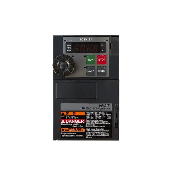TOSHIBA Frequenzumrichter VF-S15, Modell VFS15S-2004PL-W1, mit LED-Display und Bedientasten, geeignet für 1-phasige 200–240 V Versorgung und 0,4 kW Leistung.