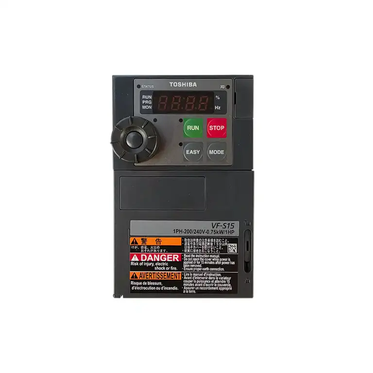 TOSHIBA Frequenzumrichter VF-S15, Modell VFS15S-2007PL-W1, mit LED-Anzeige und Steuerbedienfeld für 1-phasige 200–240 V Netzspannung und 0,75 kW Motorleistung.