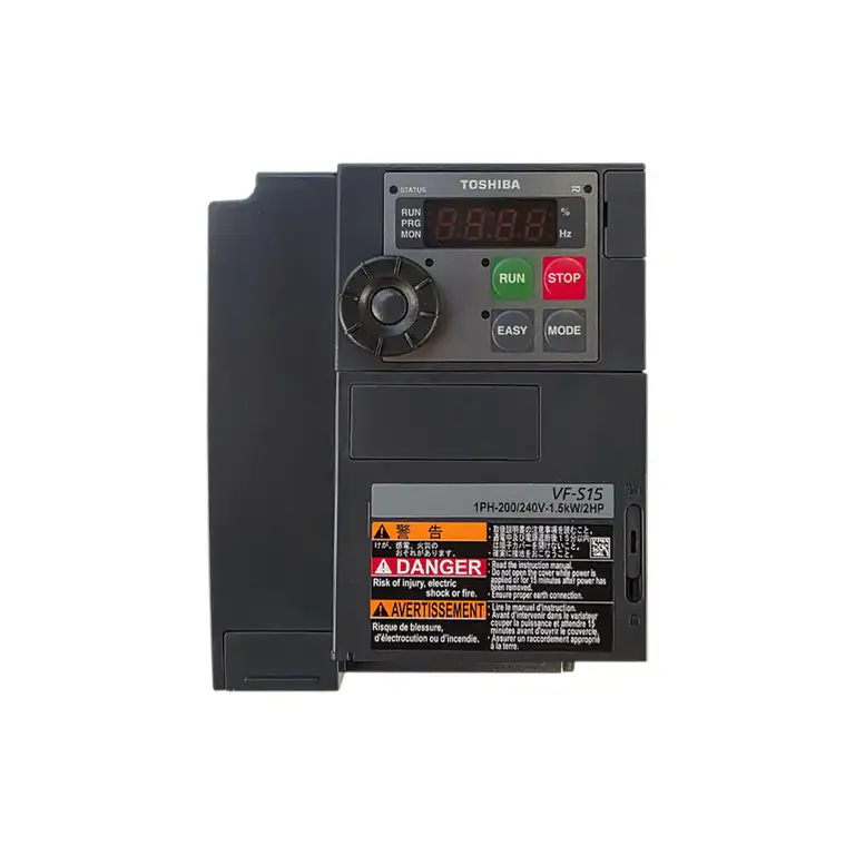 TOSHIBA Frequenzumrichter VF-S15 Modell VFS15S-2015PL-W1 mit Bedientasten, Drehregler und LED-Anzeige für 1-phasige 200–240 V Versorgung und 1,5 kW Leistung.