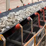 Schwerlast-Förderband mit grobem Gestein, angetrieben durch esco-Frequenzumrichter mit hohem Anlaufmoment, Vektorregelung und integrierter Sicherheitsfunktion.