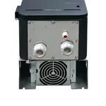 Toshiba VF-AS3 IP55 Frequenzumrichter, Detailansicht Kabelverschraubungen und Lüfter für sicheren Anschluss.
