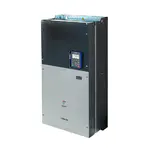Toshiba VF-AS3 Frequenzumrichter für Industrie, passend für die Modelle VFAS3-4900PC, VFAS3-4110KPC und VFAS3-4132KPC, Abmessungen 300 mm Breite, 850 mm Höhe, 383 mm Tiefe, Gewicht ca. 82 kg, Motornennleistung von 90 kW/173 A bis 160 kW/302 A im Dual Rating.