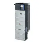 Toshiba VF-AS3 Frequenzumrichter für Industrieanwendungen, stellvertretend für die Modelle VFAS3-4450PC, VFAS3-4550PC und VFAS3-4750PC, Abmessungen 265 mm Breite, 908 mm Höhe, 313 mm Tiefe, Gewicht ca. 57,5 bis 59,5 kg, Motornennleistung von 45 kW/88 A bis 90 kW/173 A im Dual Rating, mit grafischem Bedienfeld.