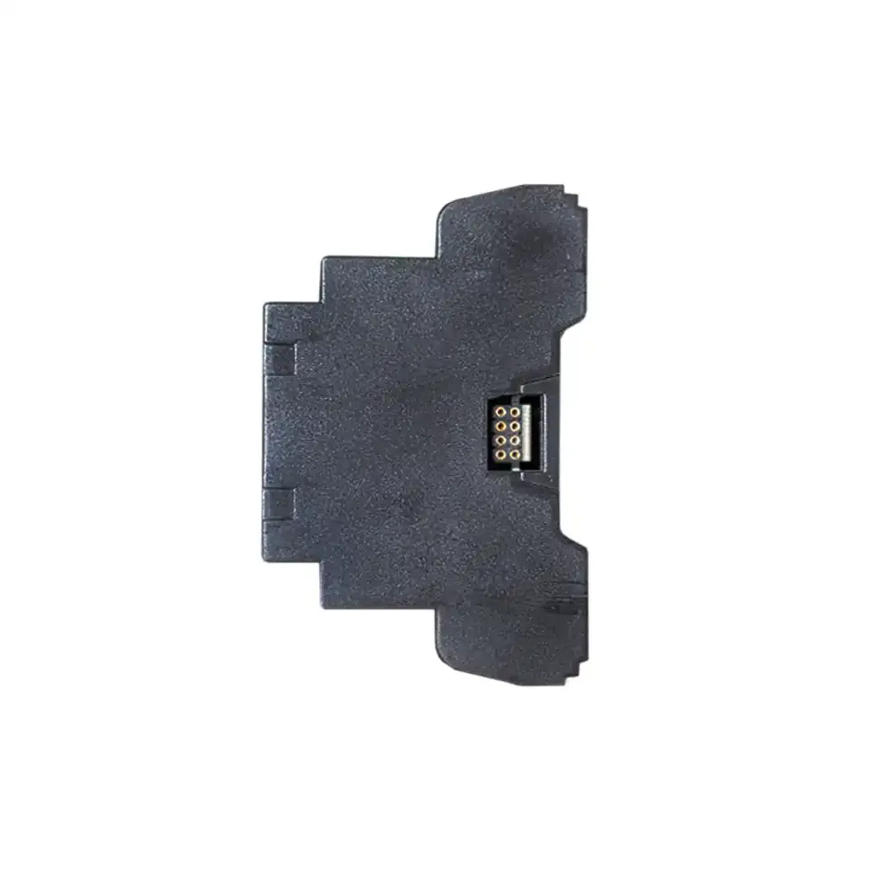 Schrägansicht des R02 mit sichtbarer Systembus-Kupplung an der Geräteseite zum direkten Anstecken von MODUL-2020-Erweiterungen auf der DIN-Hutschiene.