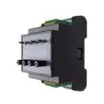 Schrägansicht rechts des EAP E8AO-U/H 5718-2 mit seitlichem Systembus-Stecker, sichtbaren 0–10-V-Klemmen und Bedienfeld mit Schaltern und Potis.