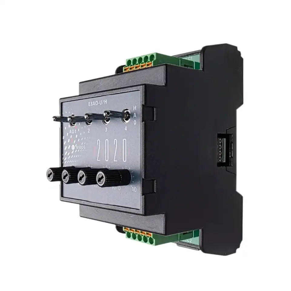 Schrägansicht rechts des EAP E8AO-U/H 5718-2 mit seitlichem Systembus-Stecker, sichtbaren 0–10-V-Klemmen und Bedienfeld mit Schaltern und Potis.