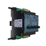 EAP E8AO-U/H 5718-2, linksseitige Schrägansicht mit vier Kippschaltern (AO1–AO4), vier Potentiometern und beidseitigen Push-in-Klemmen für 8× 0–10-V-Ausgänge.