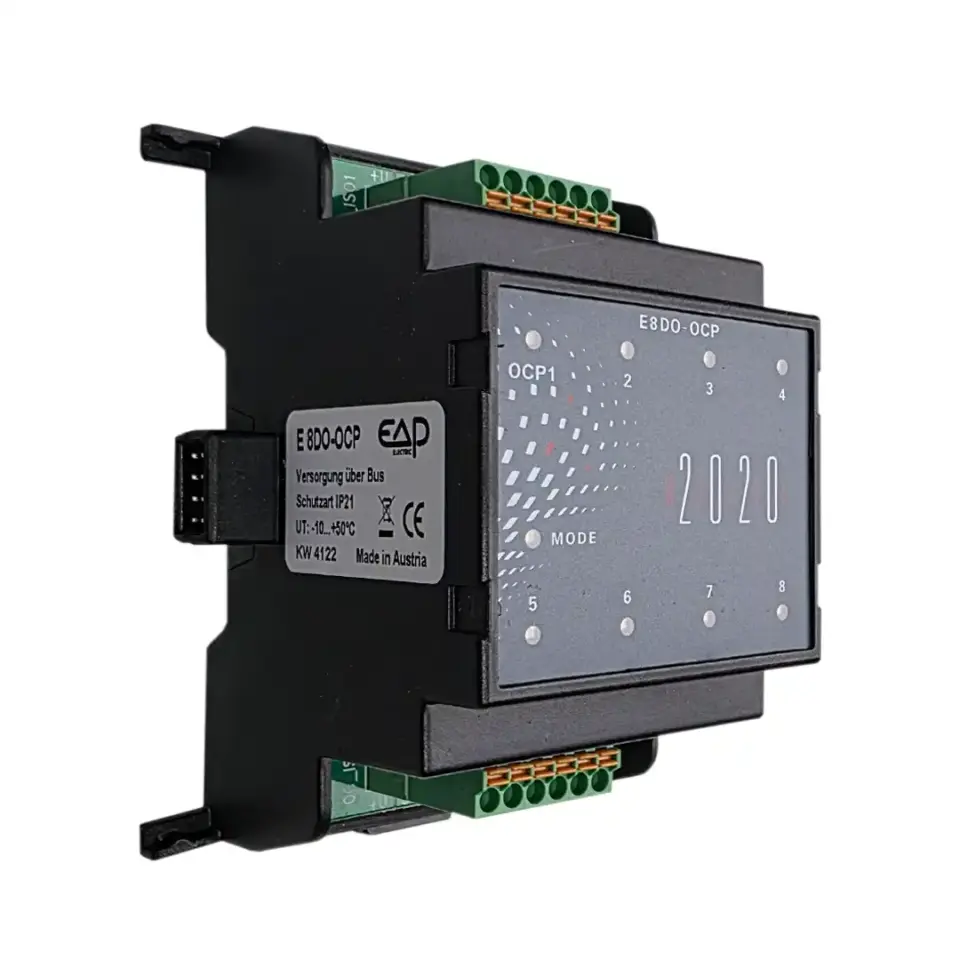 EAP E8DO-OCP seitlich links, sichtbar: Typenschild, seitlicher Systembus-Stecker, obere und untere Push-in-Klemmen.