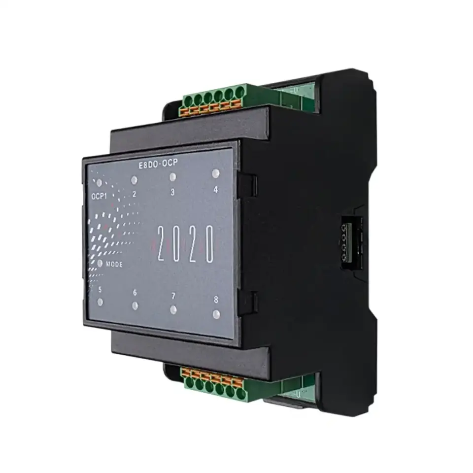 EAP E8DO-OCP rechte Seitenansicht mit Gehäuse, Front-LEDs und oberen/unten Klemmen, Hutschienen-Clip erkennbar.