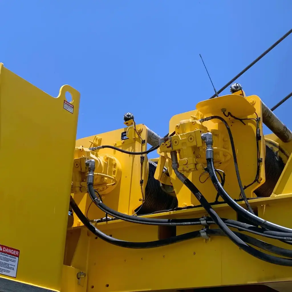 Abgebildet ist eine hydraulische Seilwinde bzw. Hubwinde mit Planetengetriebe an einem Mobilkran. © Arrowhead Winch. Das Bild wird mit Genehmigung des Rechteinhabers im Rahmen der Partnerschaft verwendet.